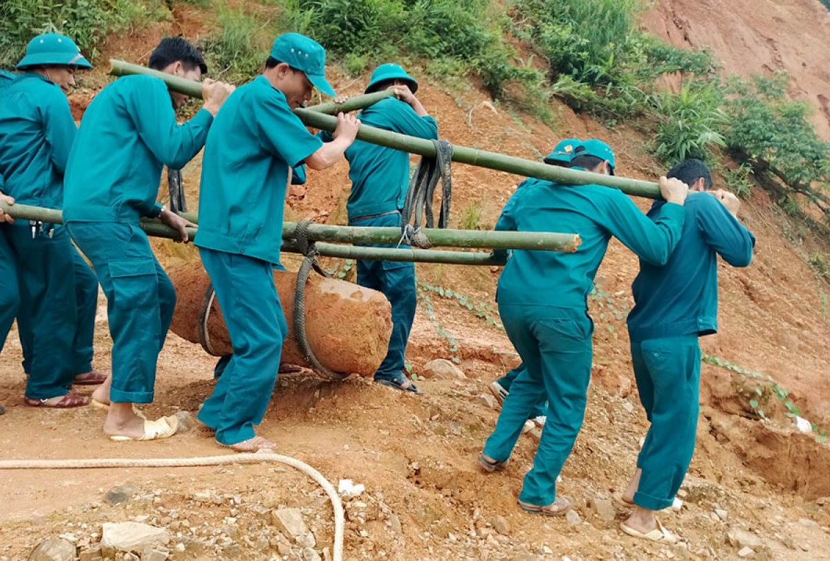 dien bien qua bom lon con sot lai sau chien tranh duoc huy no an toan 21