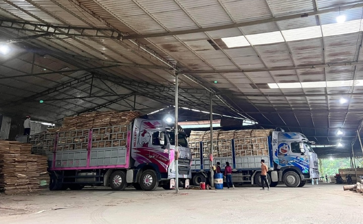 phat sot voi hinh anh nu tai xe xinh dep nang 36kg lai xe tai nang 30 tan10