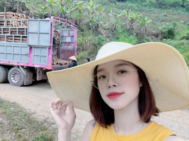 phat sot voi hinh anh nu tai xe xinh dep nang 36kg lai xe tai nang 30 tan3