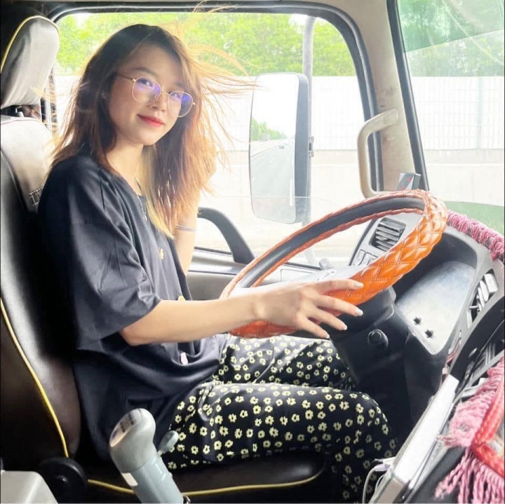 phat sot voi hinh anh nu tai xe xinh dep nang 36kg lai xe tai nang 30 tan5