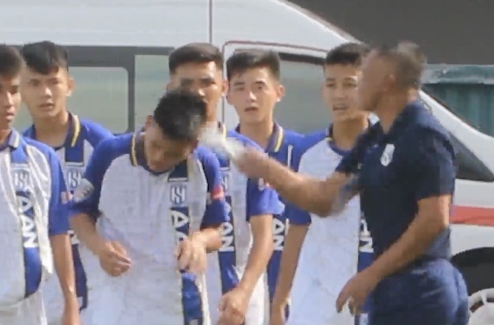 hlv ngo quang truong day do hoc tro ngay tren san vi hanh dong an mung khieu khich1 hlv ngo quang truong day do hoc tro ngay tren san vi hanh dong an mung khieu khich1