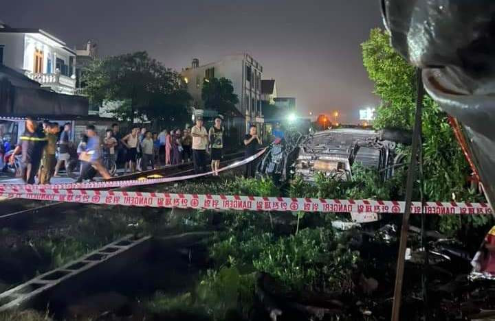 o to cho 9 nguoi vuot loi di dan sinh qua duong sat bi tau hoa dam truc dien1 o to cho 9 nguoi vuot loi di dan sinh qua duong sat bi tau hoa dam truc dien1
