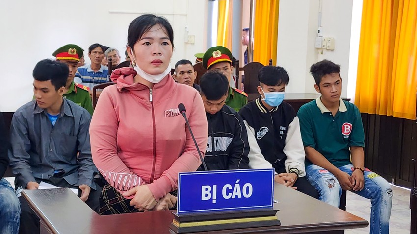 kien giang mo phien toa xet xu vu dung hung khi ep nan nhan viet giay no roi cuop tai san1 kien giang mo phien toa xet xu vu dung hung khi ep nan nhan viet giay no roi cuop tai san1