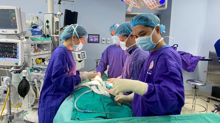 thuong xuyen tiem filler tre hoa khuon mat co gai tre nhap vien trong tinh trang mung mu 1