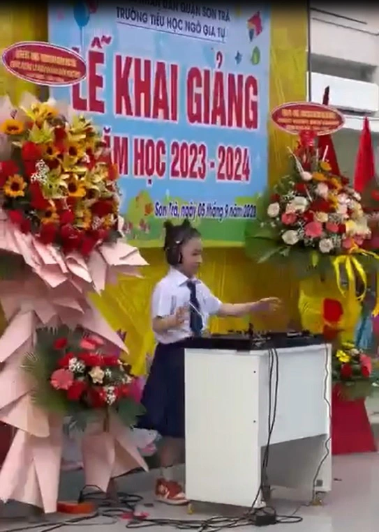 cong dong mang day song truoc hinh anh nu hoc sinh tieu hoc lam dj trong ngay khai giang