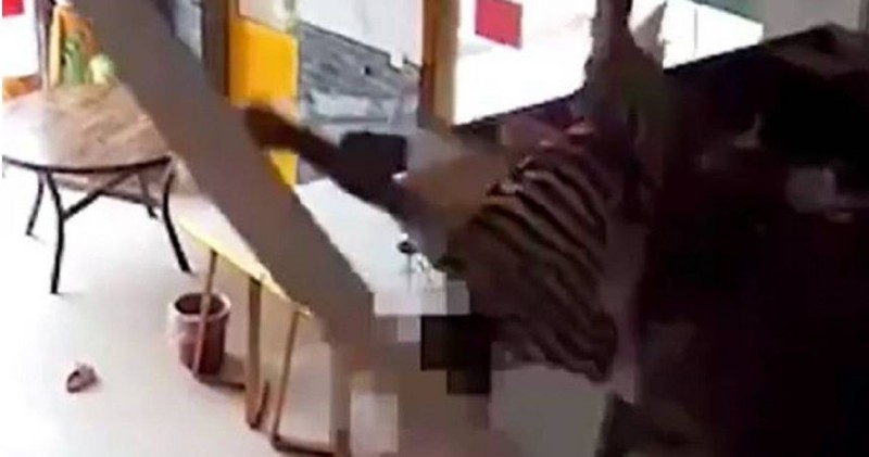 be trai bat ngo roi tu tran nha tang hai xuong phan ung cua nguoi me khien ai nay deu bat ngo1 be trai bat ngo roi tu tran nha tang hai xuong phan ung cua nguoi me khien ai nay deu bat ngo1