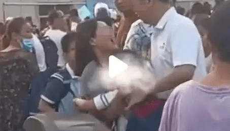 bo me gianh giat con ngay truoc cong truong thai doc cua dua tre khien ai nay deu nghen long bo me gianh giat con ngay truoc cong truong thai doc cua dua tre khien ai nay deu nghen long