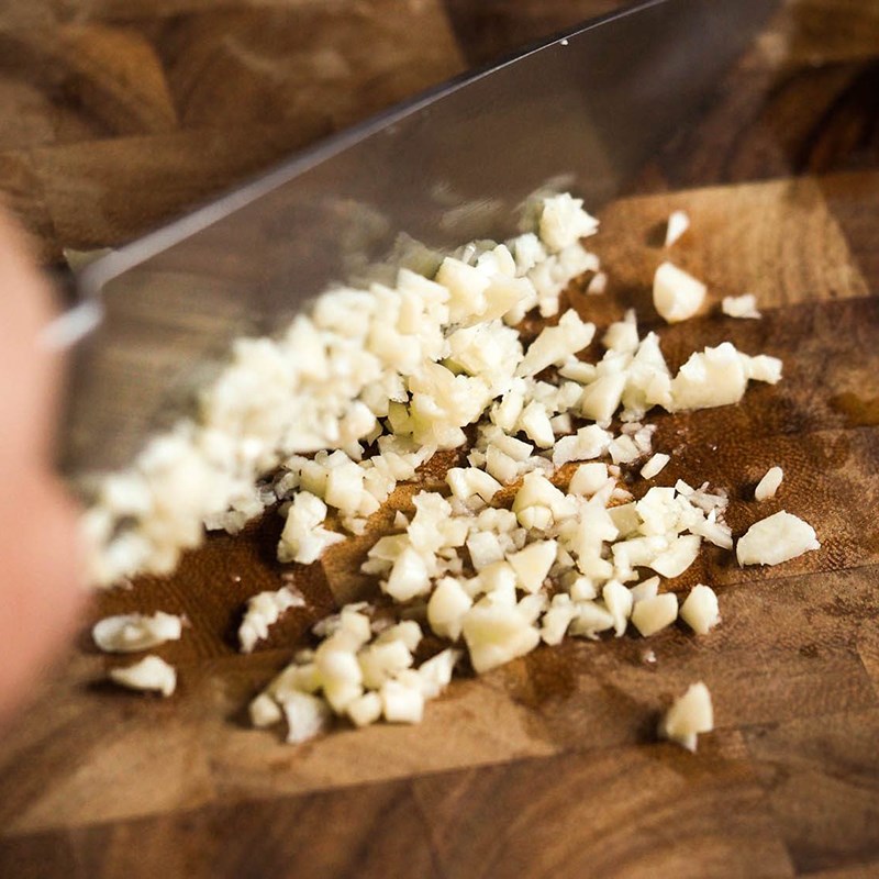 bat mi cach lam mon tom xao bo toi sot mat ong an la ghien3