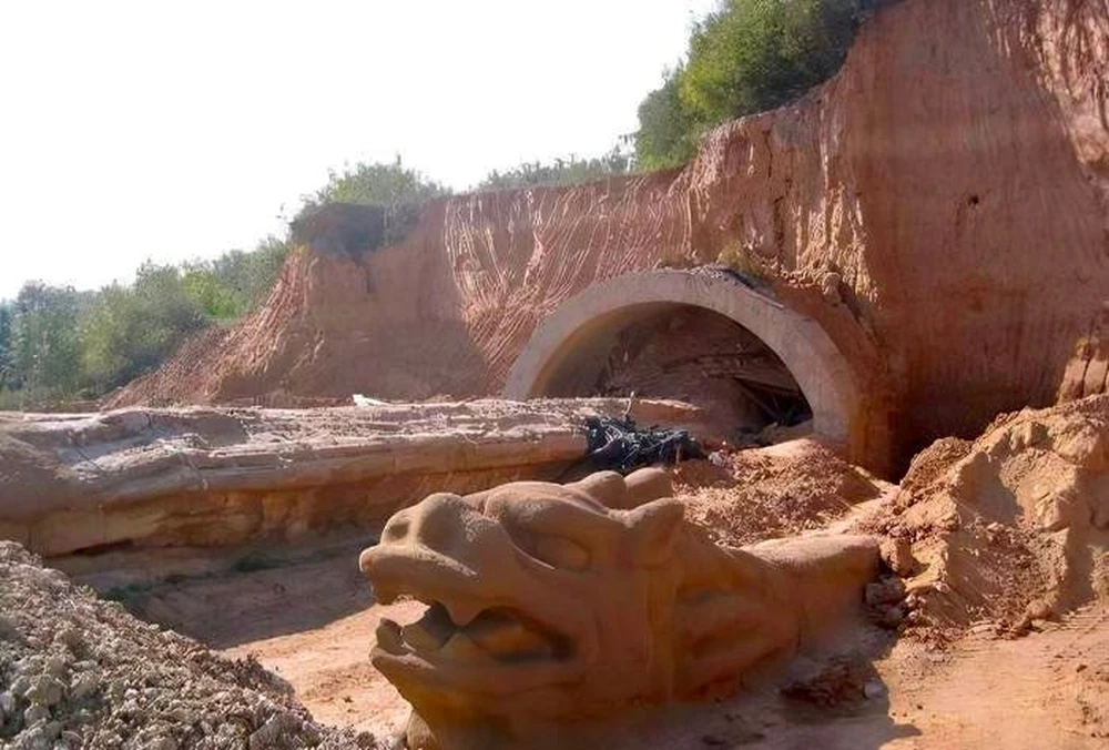 dang xuc cat de sua nha nguoi nong dan bat ngo dao trung mot vat the la2 dang xuc cat de sua nha nguoi nong dan bat ngo dao trung mot vat the la2