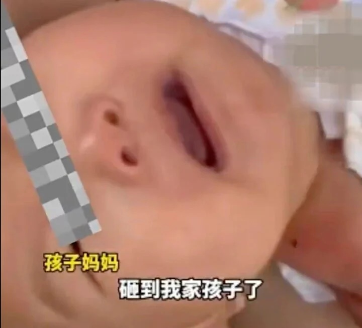 dang be con gai 4 thang tuoi di dao thi bat ngo tan thuoc o dau roi xuong trung co em be11 dang be con gai 4 thang tuoi di dao thi bat ngo tan thuoc o dau roi xuong trung co em be11