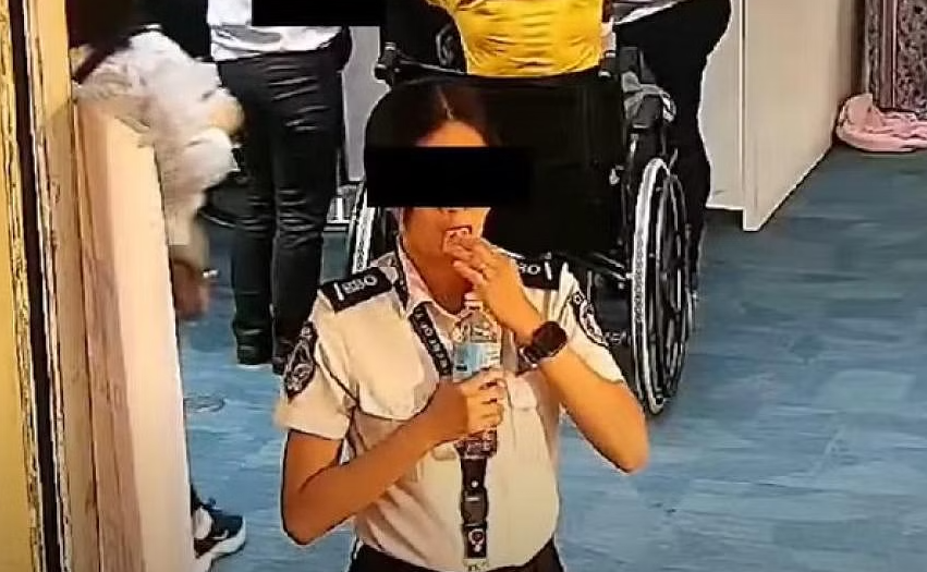 nu nhan vien an ninh san bay da lay trom 300 usd tu vi cua khach hang roi nuot vao bung nu nhan vien an ninh san bay da lay trom 300 usd tu vi cua khach hang roi nuot vao bung