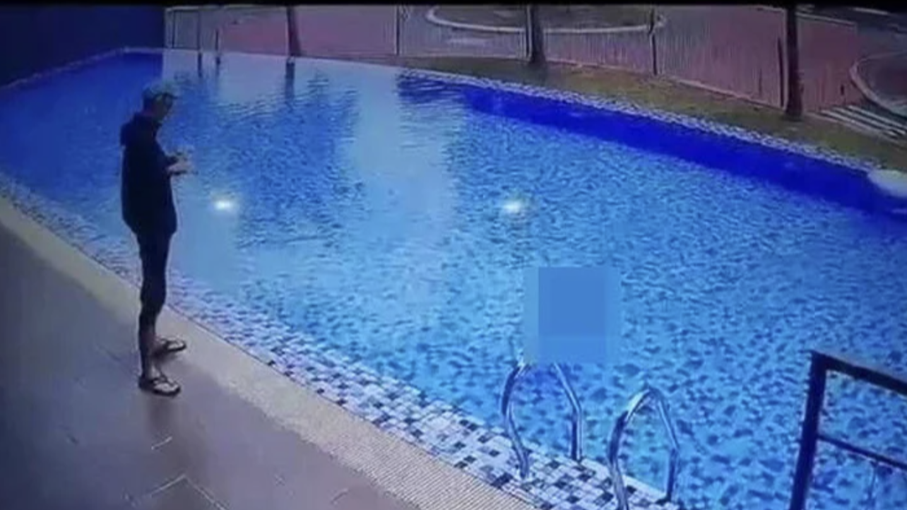 chung kien em gai 4 tuoi vung vay trong be boi anh trai con me ke co hanh dong gay phan no1