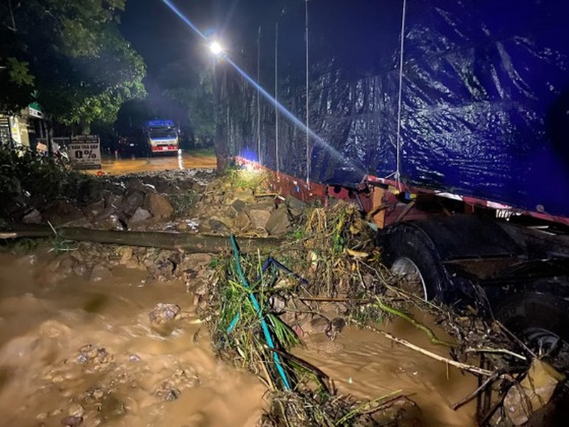 mua lon o mien trung nhieu tuyen quoc lo bi sat lo va ngap lut2 mua lon o mien trung nhieu tuyen quoc lo bi sat lo va ngap lut2
