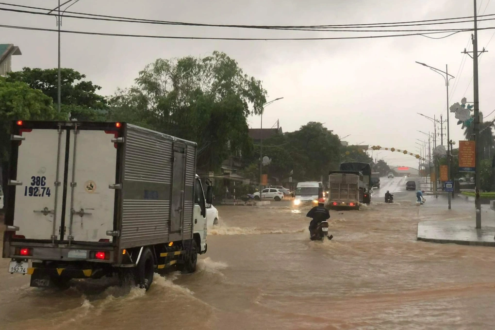 mua lon o mien trung nhieu tuyen quoc lo bi sat lo va ngap lut2 mua lon o mien trung nhieu tuyen quoc lo bi sat lo va ngap lut2