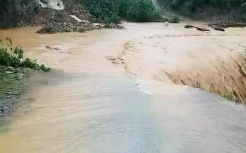 mua lon o mien trung nhieu tuyen quoc lo bi sat lo va ngap lut3 mua lon o mien trung nhieu tuyen quoc lo bi sat lo va ngap lut3