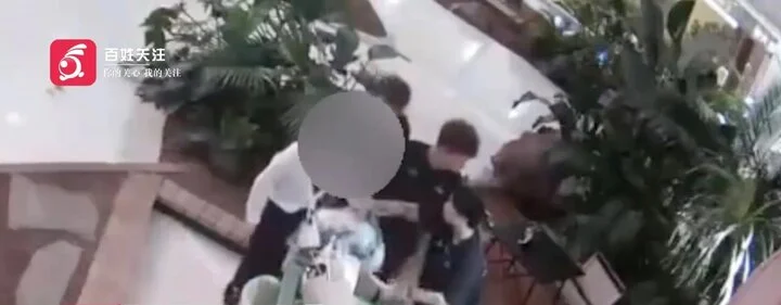 nguoi me dung ghe danh con trong nha hang boi ban ngan can lien nhan cai ket bat ngo2 nguoi me dung ghe danh con trong nha hang boi ban ngan can lien nhan cai ket bat ngo2