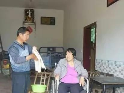 con gai lay chong 26 nam khong ve tham cha linh cam khong lanh nguoi cha len tham thi phat hien bi mat dang sau1 con gai lay chong 26 nam khong ve tham cha linh cam khong lanh nguoi cha len tham thi phat hien bi mat dang sau1