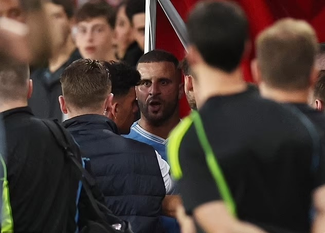 sau that bai thu 2 lien tiep o ngoai hang anh kyle walker xo xat voi hlv arsenal haaland cung co mat de ho tro dong doi2 sau that bai thu 2 lien tiep o ngoai hang anh kyle walker xo xat voi hlv arsenal haaland cung co mat de ho tro dong doi2