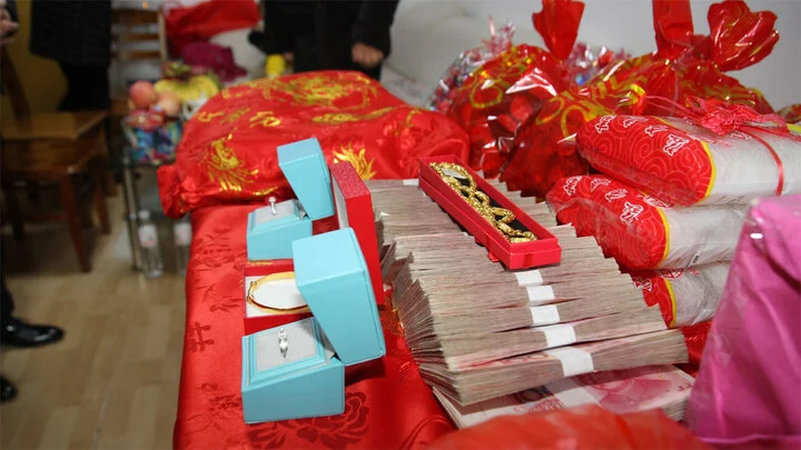 ket hon 8 nam van phai miet mai tra no giup bo me chong hoi ra moi biet day la khoan sinh le khi cuoi co3