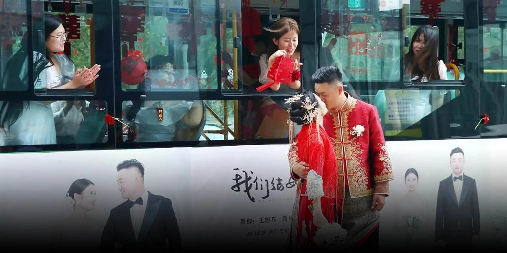gioi tre trung quoc thi nhau to chuc dam cuoi tren xe bus de tiet kiem chi phi bao ve moi truong1 gioi tre trung quoc thi nhau to chuc dam cuoi tren xe bus de tiet kiem chi phi bao ve moi truong1