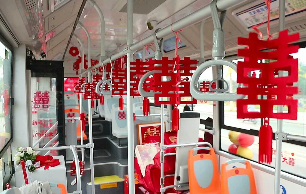 gioi tre trung quoc thi nhau to chuc dam cuoi tren xe bus de tiet kiem chi phi bao ve moi truong3 gioi tre trung quoc thi nhau to chuc dam cuoi tren xe bus de tiet kiem chi phi bao ve moi truong3