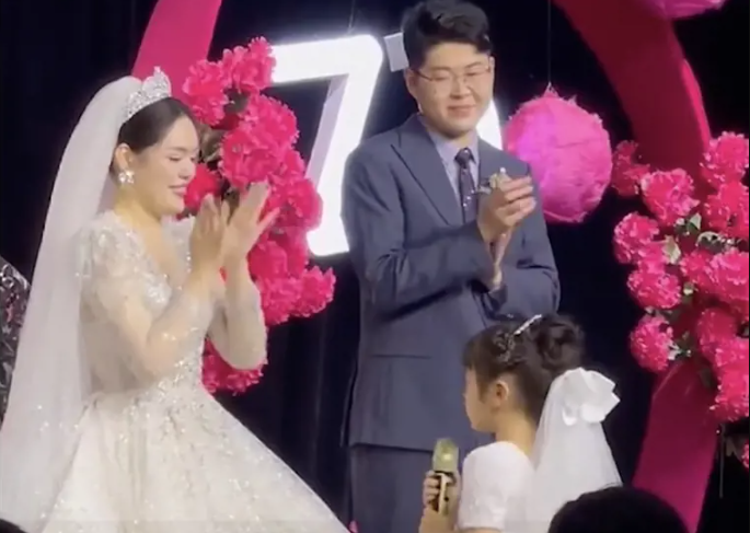 trong dam cuoi chi gai co be 6 tuoi noi cau khien ai nghe xong cung xuc dong1 trong dam cuoi chi gai co be 6 tuoi noi cau khien ai nghe xong cung xuc dong1