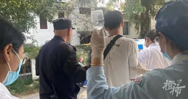 leo nui de len chua cau phuc nguoi dan ong nga tu do cao 20m van phai hanh le xong moi di cap cuu1 leo nui de len chua cau phuc nguoi dan ong nga tu do cao 20m van phai hanh le xong moi di cap cuu1