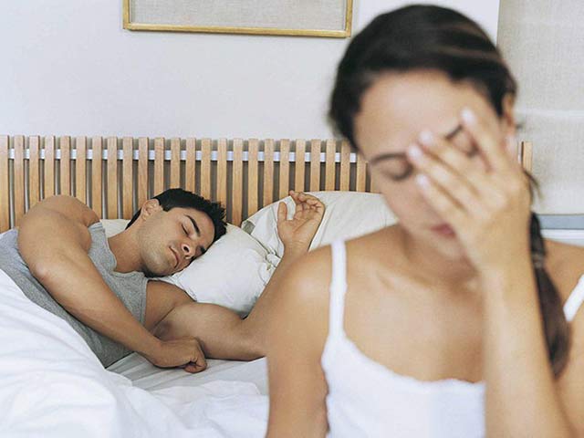 bat ngo truoc muc luong cua nguoi chong moi cuoi co dau bo dong phong ngay trong dem tan hon2