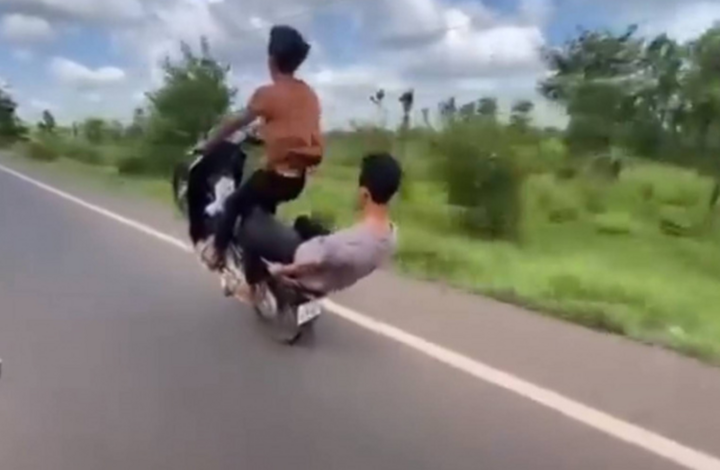 3 thanh nien lam xiec tren xe may bi csgt phat bang nhung hinh phat la doi1 3 thanh nien lam xiec tren xe may bi csgt phat bang nhung hinh phat la doi1