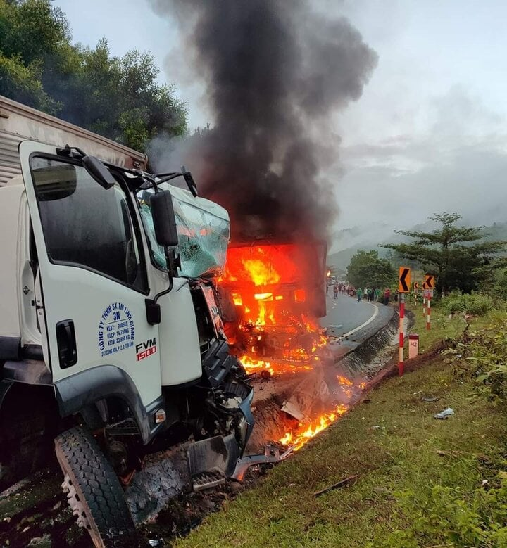 sau khi va cham voi mot xe khac tren duong ho chi minh chiec xe tai boc chay ngun ngut2 sau khi va cham voi mot xe khac tren duong ho chi minh chiec xe tai boc chay ngun ngut2