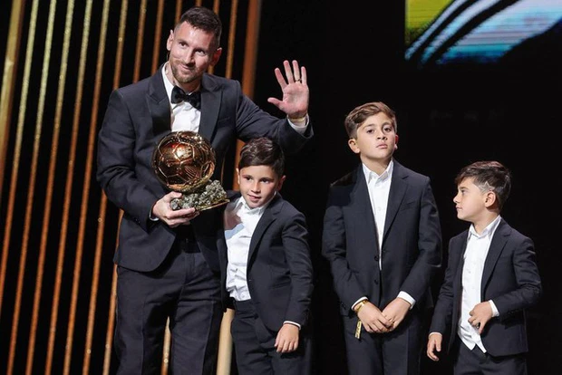 bieu cam hai huoc cua ba cau quy tu nha messi khi chung kien bo minh nhan qua bong vang thu 8 trong su nghiep1 bieu cam hai huoc cua ba cau quy tu nha messi khi chung kien bo minh nhan qua bong vang thu 8 trong su nghiep1