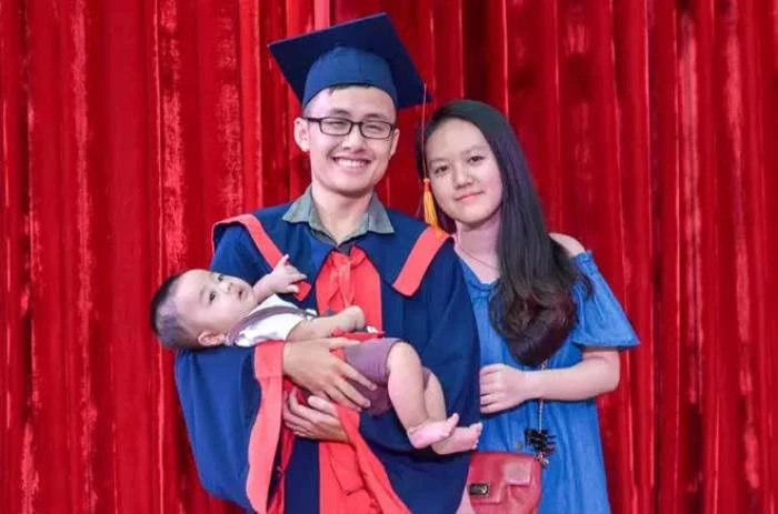 ca hoi truong xuc dong khi chung kien hinh anh nguoi me tre cung con trai 3 thang tuoi len nhan bang thac si5 ca hoi truong xuc dong khi chung kien hinh anh nguoi me tre cung con trai 3 thang tuoi len nhan bang thac si5
