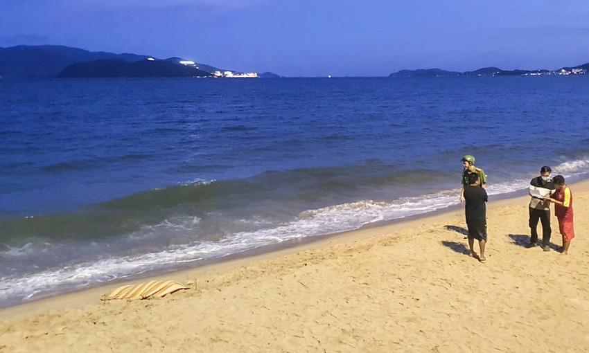 nha trang dang di the duc thi phat hien thi the nam gioi troi dat vao bo 1 nha trang dang di the duc thi phat hien thi the nam gioi troi dat vao bo 1