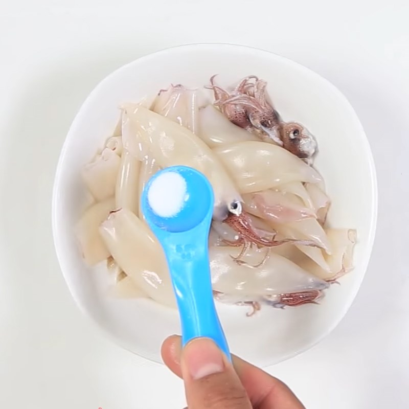 Ăn - Chơi - Món ngon mỗi ngày: Bật mí cách làm món mực trứng hấp gừng, mẹ chồng khó tính đến mấy cũng phải gật đầu khen ngon (Hình 3).