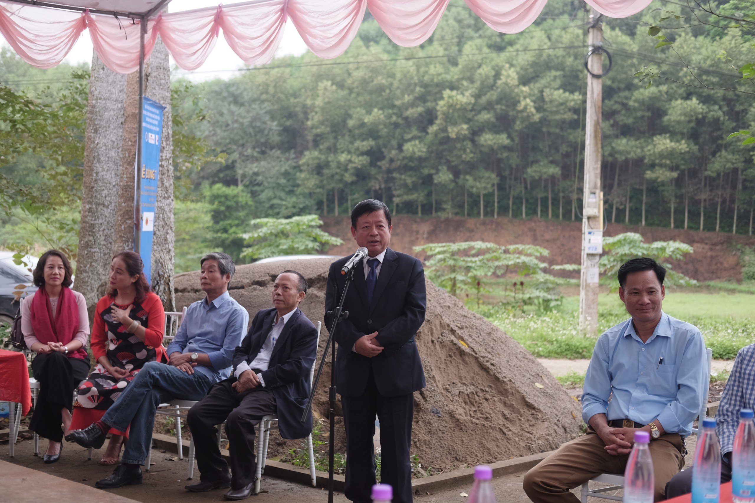 le dong tho xay dung nha bia luu niem tai thu do van nghe thoi khang chien4