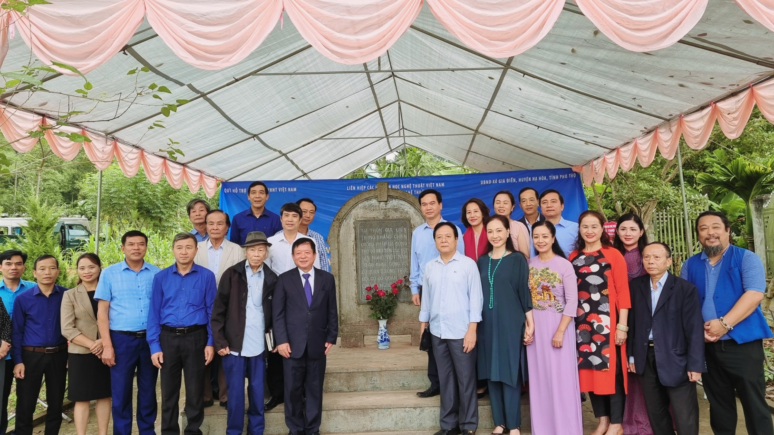 le dong tho xay dung nha bia luu niem tai thu do van nghe thoi khang chien7