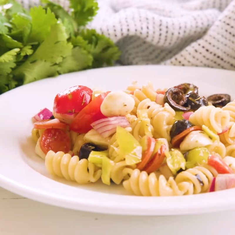 mon ngon moi ngay cach lam salad pasta don gian la mieng11