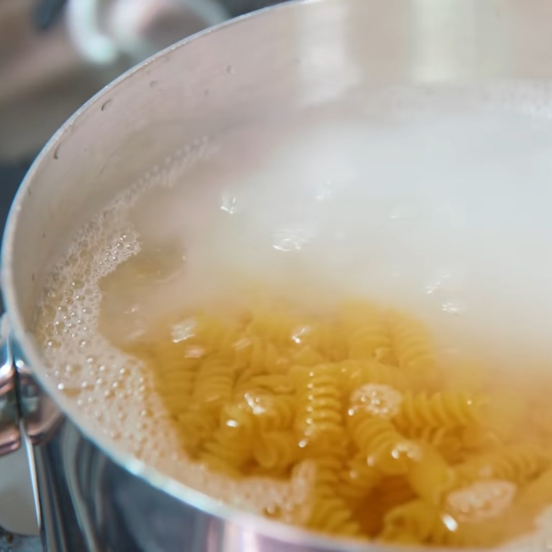 mon ngon moi ngay cach lam salad pasta don gian la mieng2
