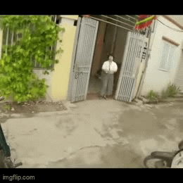 video chang trai nhat duoc chiec vi roi tren duong va quyet dinh bat ngo khien nhieu nguoi ne phuc9