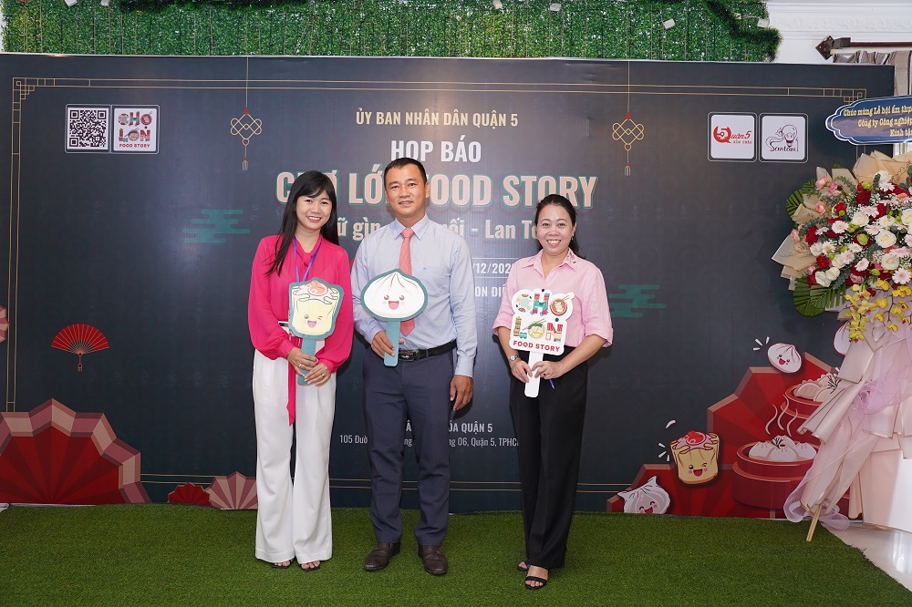 tien si lu nguyen xuan vu checkin tai hop bao cung dai dien ban to chuc cho lon food story