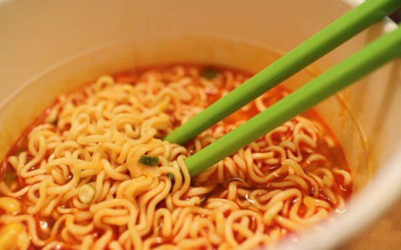 mi tom tuy rat tien loi va ngon mieng nhung dai ky voi nhom nguoi nay1