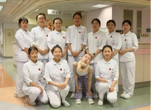 xuc dong truoc hanh trinh duoi thang lung cua chang trai co cot song cong hinh chu z3 xuc dong truoc hanh trinh duoi thang lung cua chang trai co cot song cong hinh chu z3
