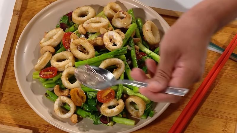mon ngon moi ngay cong thuc lam salad muc mang tay don gian tai nha an la ghien6