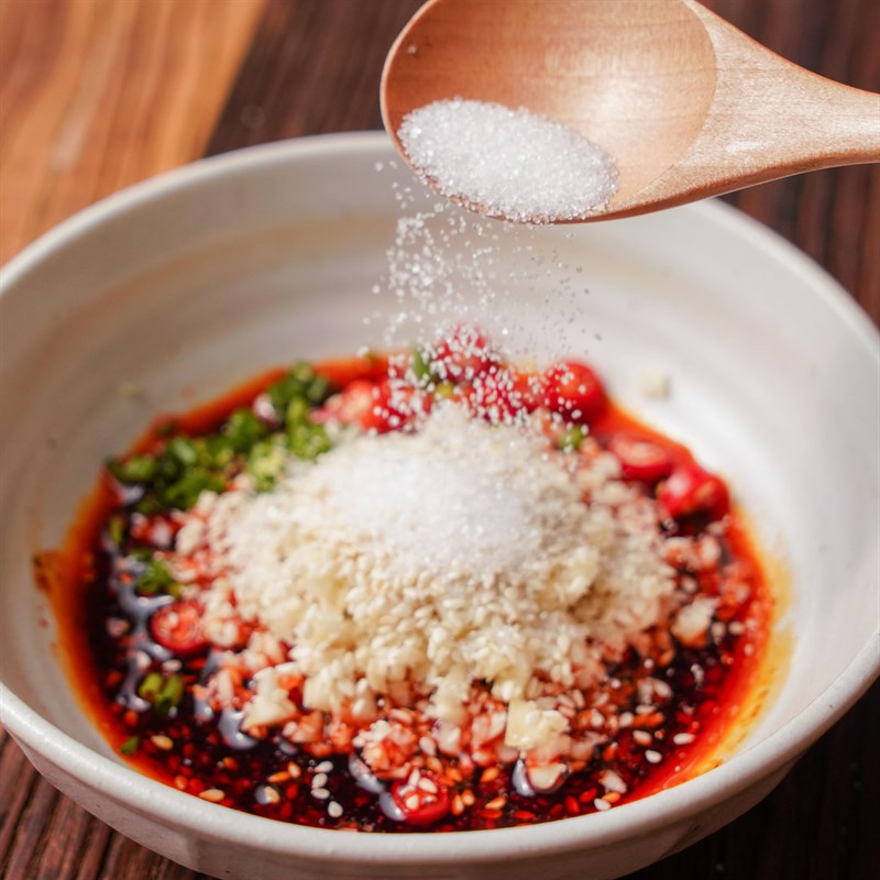 mon ngon moi ngay cach lam thit ba chi luoc sot cay an la ghien5