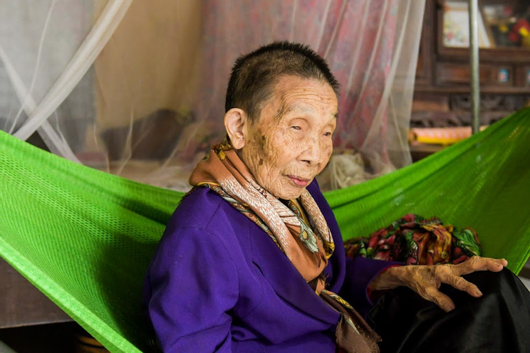 hai duong cu ba 122 tuoi toc van con den rang rung lai moc ve ngoai duoc nhan xet tre hon so voi tuoi that1