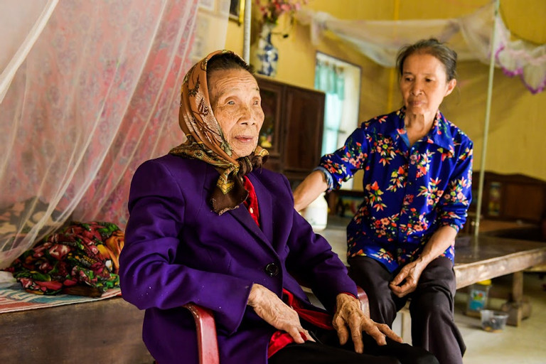 hai duong cu ba 122 tuoi toc van con den rang rung lai moc ve ngoai duoc nhan xet tre hon so voi tuoi that2