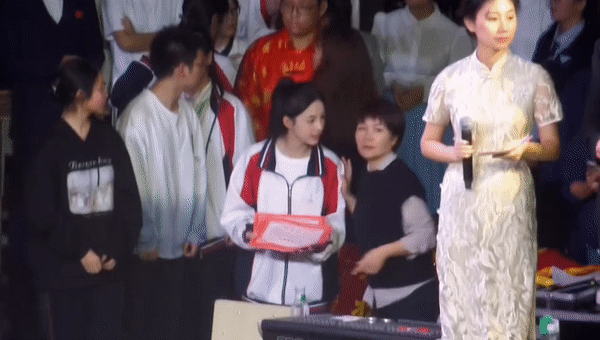 nu sinh gay bao mang xa hoi nho khoanh khac len nhan giay khen nhieu nguoi cam than ve dep tri thuc co khac 2