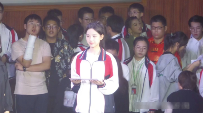 nu sinh gay bao mang xa hoi nho khoanh khac len nhan giay khen nhieu nguoi cam than ve dep tri thuc co khac 54