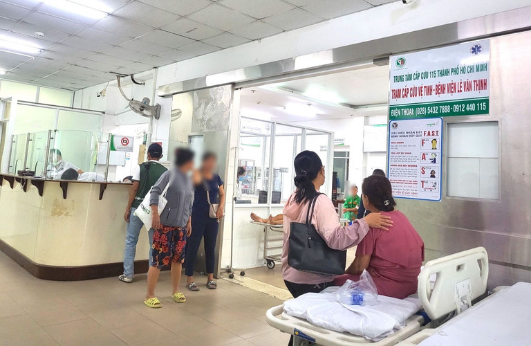 ba nu tap vu bat ngo ngo doc can sa sau khi an socola1 ba nu tap vu bat ngo ngo doc can sa sau khi an socola1