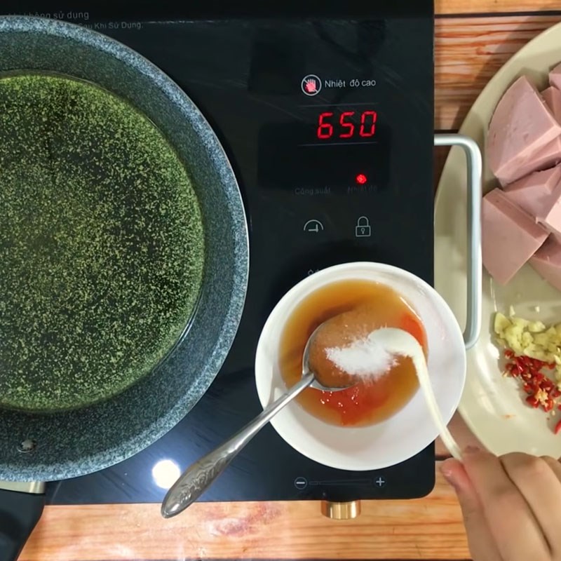 Ăn - Chơi - Không có thời gian những vẫn muốn ăn ngon thì đừng bỏ qua món chả lụa chiên nước mắm (Hình 5).